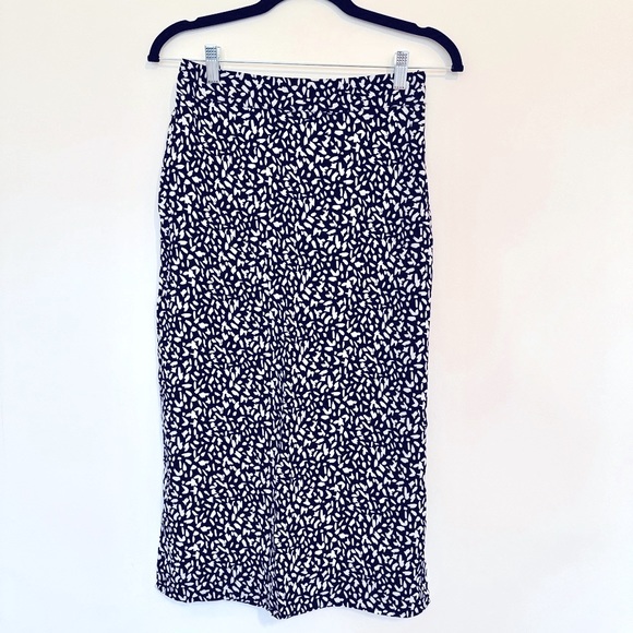 Saks Brand “Pure Navy” Abstract Print Pencil Skirt in Black and White - Picture 4 of 8